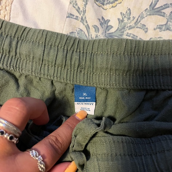 Old Navy High-Rise Stretch Shorts - Picture 2 of 2
